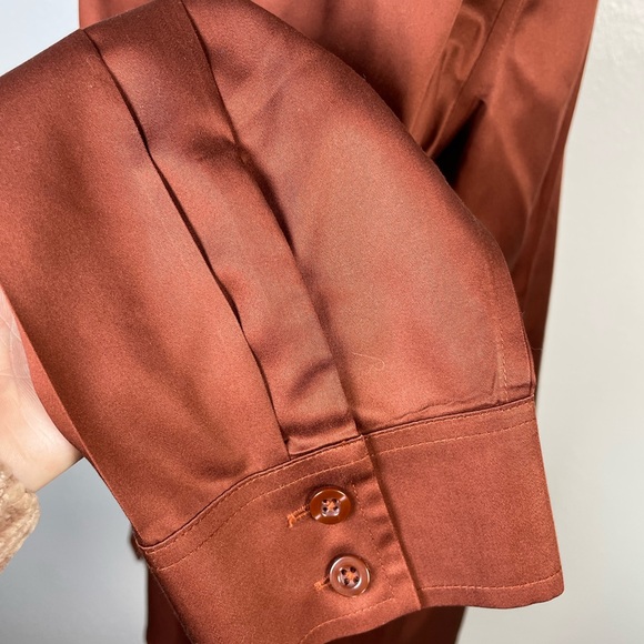 Chicos No-Iron Button Down Blouse in Copper Sateen Cotton Large (Chicos 2) - Picture 4 of 11